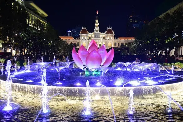 Phố đi bộ Nguyễn Huệ: Vẻ Đẹp, Ẩm Thực và Trải Nghiệm tại TPHCM