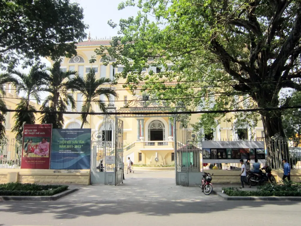 Cổng vào Bảo tàng Mỹ thuật Thành phố Hồ Chí Minh
