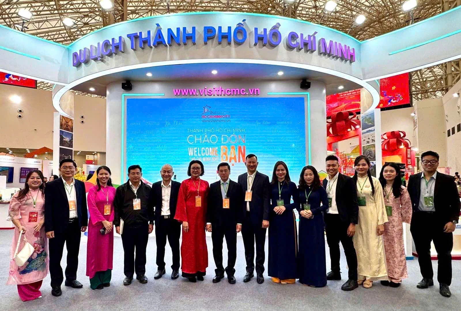 Các đại biểu tham quan chụp hình với gian hàng quảng bá du lịch của thành phố Hồ Chí Minh